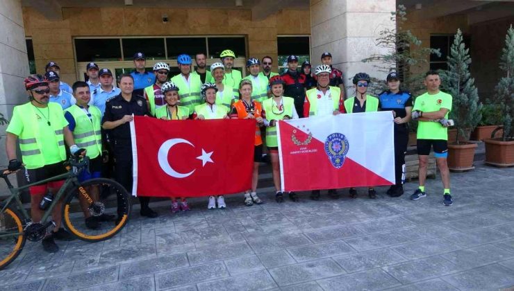 Kütahya yerel haberleri: Emniyet Müdürü Gezer’den Dumlupınar’a giden bisikletçilere jest