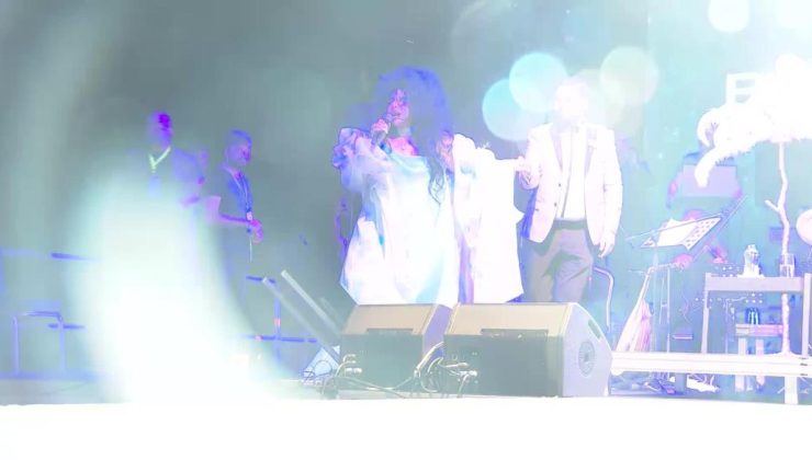 İzmir haberleri: İzmir Çim Konserleri’nde Bülent Ersoy’u Ağırladı: "İzmir Çok Müstesna Bir Kent"