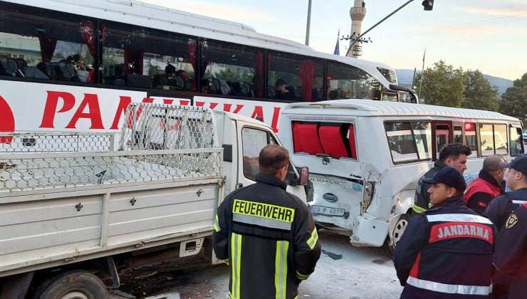 Kamyonet, kırmızı ışıkta bekleyen servis minibüsüne çarptı: 1 ölü, 6 yaralı