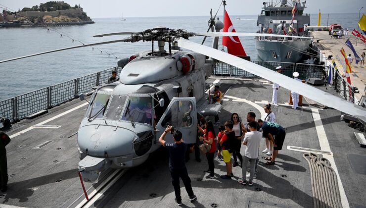 Türk Donanmasının Gururu Olan Savaş Gemileri Ziyarete Açıldı