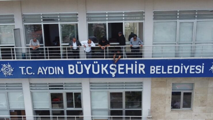 ÖNCEKİ YÖNETİM İNDİRDİ, BAŞKAN ÖZEL ELİYLE ASTI