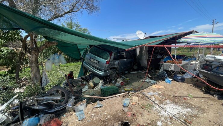 Aydın’da Otomobil yol kenarındaki iş yerine daldı: 1 ölü