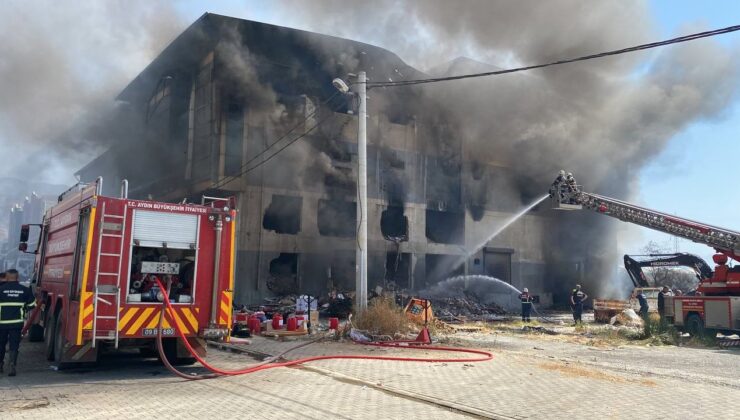 Aydın’da depodaki yangın 16 saattir sönmedi