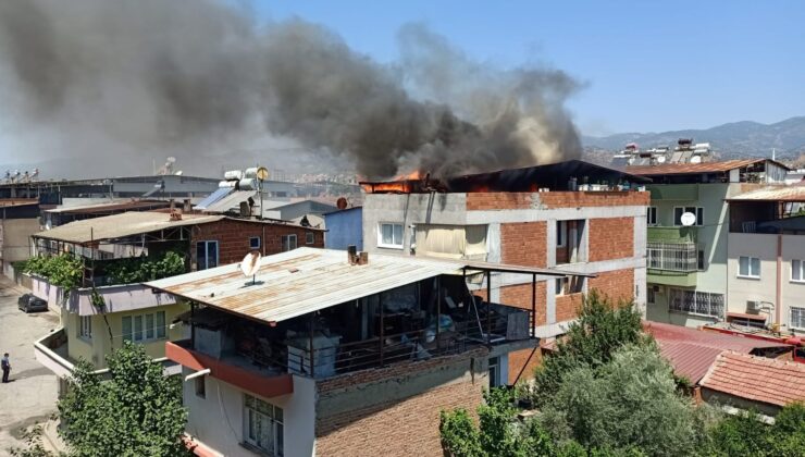 Saniyeler içinde koskoca çatı alevlere teslim oldu