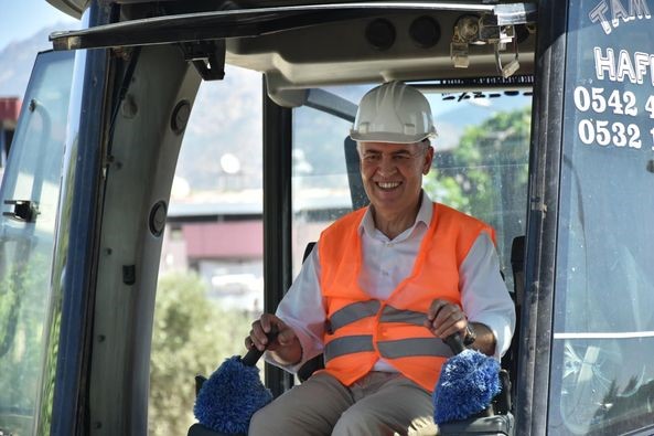 Buharkent’te doğalgaz için ilk kazma vuruldu