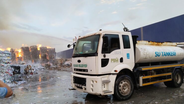 Kuşadası Belediyesi kağıt fabrikasındaki yangını söndürme çalışmalarına destek verdi