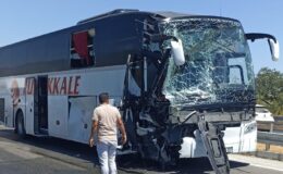 Kaza anı otobüs kamerasına yansıdı