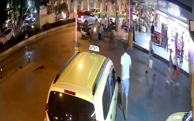 Soyguncuyu üzerine atlayıp etkisiz hale getirdi: O anlar kamerada