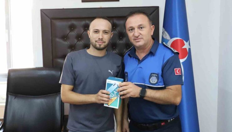 İki yıl önce kaybettiği telefonunu zabıta teslim etti