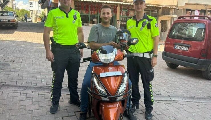 Karacasu’da trafik timleri kask kullanımını teşvik etmek için kask dağıttı