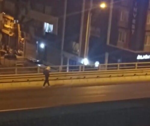 Maske taktı evleri taşladı