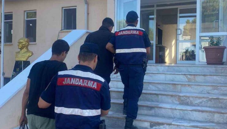 Yunanistan’a yüzerek geçmek istediler, jandarmaya takıldılar