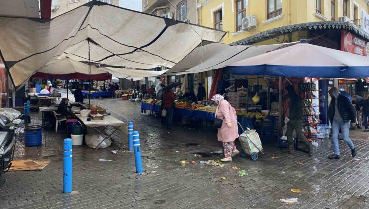 Aydın’da sağanak yağıştan, Salı Pazarı esnafı da etkilendi