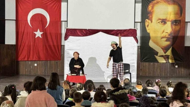 Karacasu’da çocuklar tiyatroyla eğlendi
