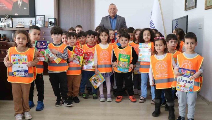 Başkan Özel minik öğrencileri ağırladı
