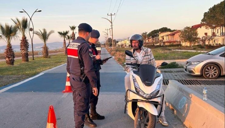 Bisiklet yolunu işgal eden motorcular jandarmadan kaçamadı