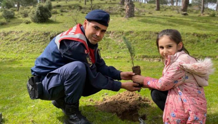 Jandarma öğrencilerle birlikte fidanları toprakla buluşturdu