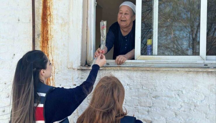 Jandarma yaşlı çınarları unutmadı