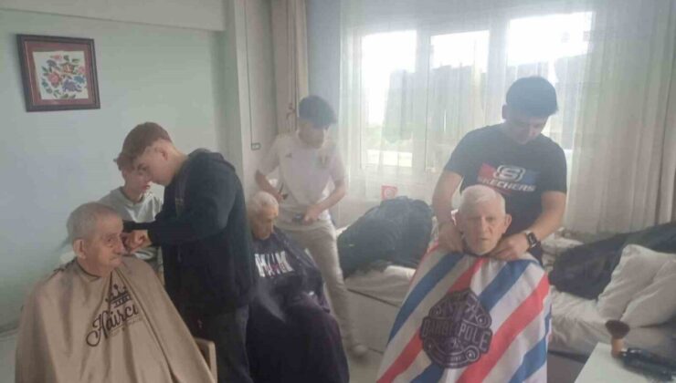 Lise öğrencileri, huzurevi sakinleriyle bir araya geldi