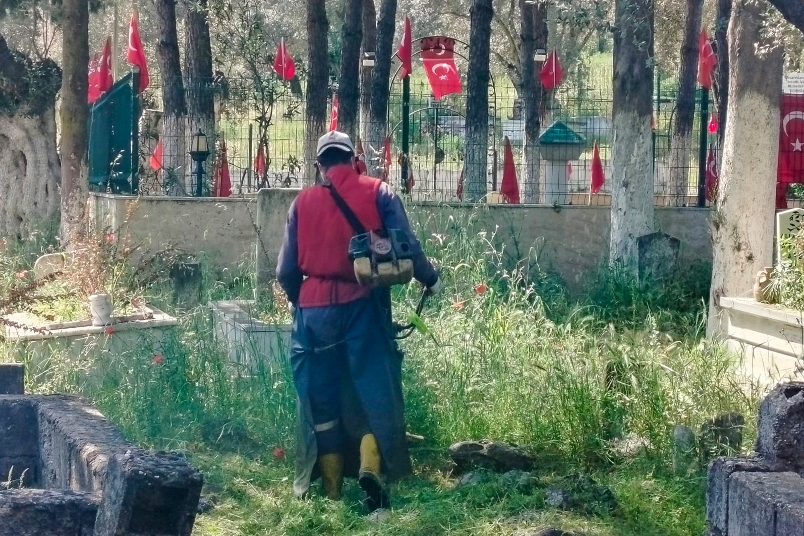 EFELER BELEDİYESİ MEZARLIKLARDA BAKIM ÇALIŞMALARINI SÜRDÜRÜYOR