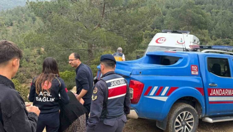Çamura saplanan ambulansı jandarma kurtardı