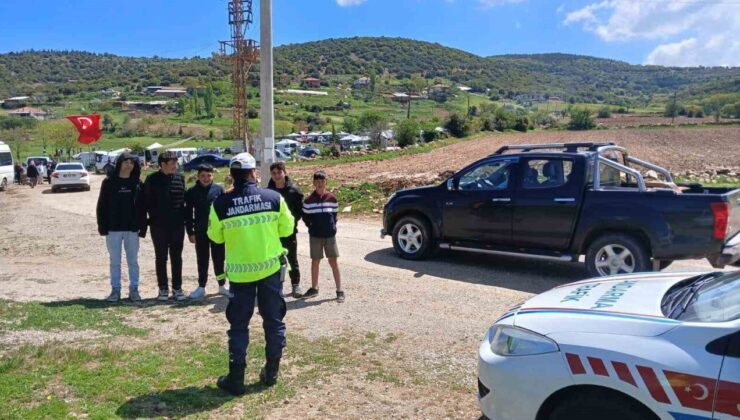 Jandarma, vatandaşlara trafik kurallarını anlattı