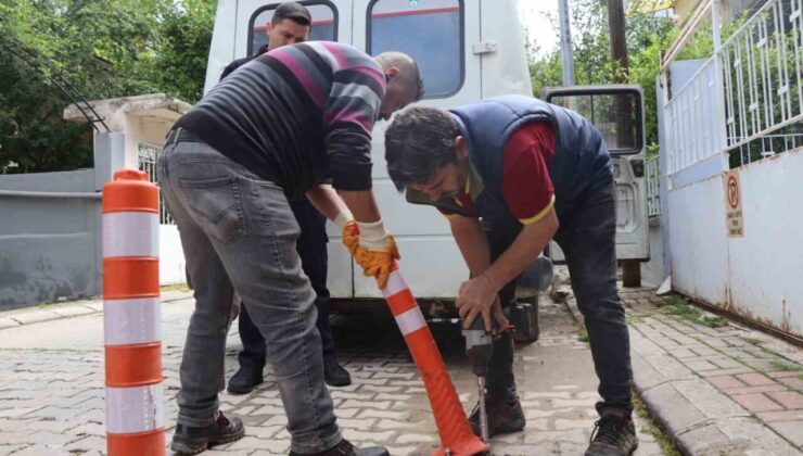 Nazilli’de izinsiz asılan tabela ve dubalar söküldü