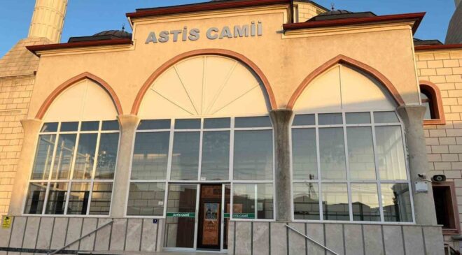 Öğle namazını kıldırdı, kalp krizi geçirip hayatını kaybetti