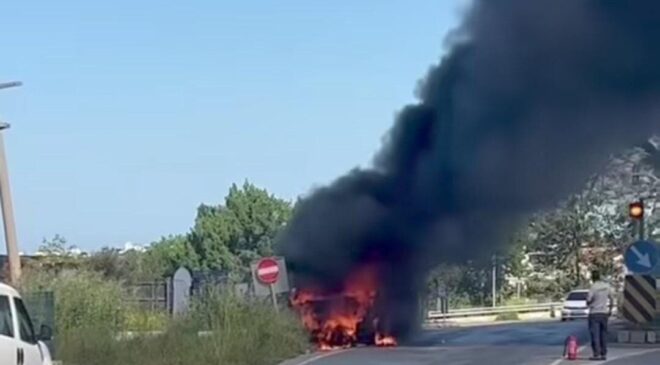 Seyir halindeki çarşaf yüklü kamyonet alev topuna döndü