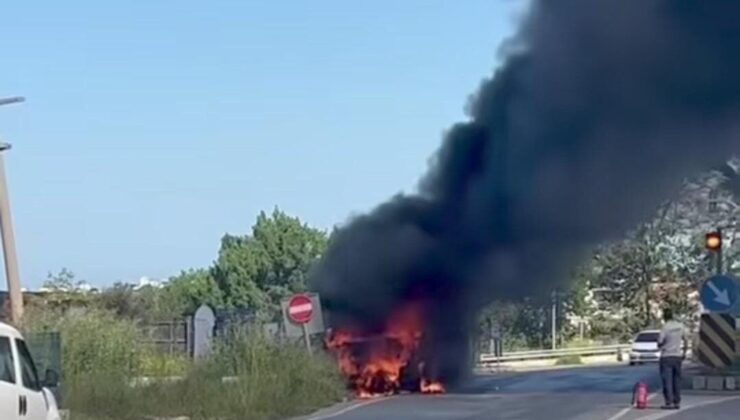 Seyir halindeki çarşaf yüklü kamyonet alev topuna döndü